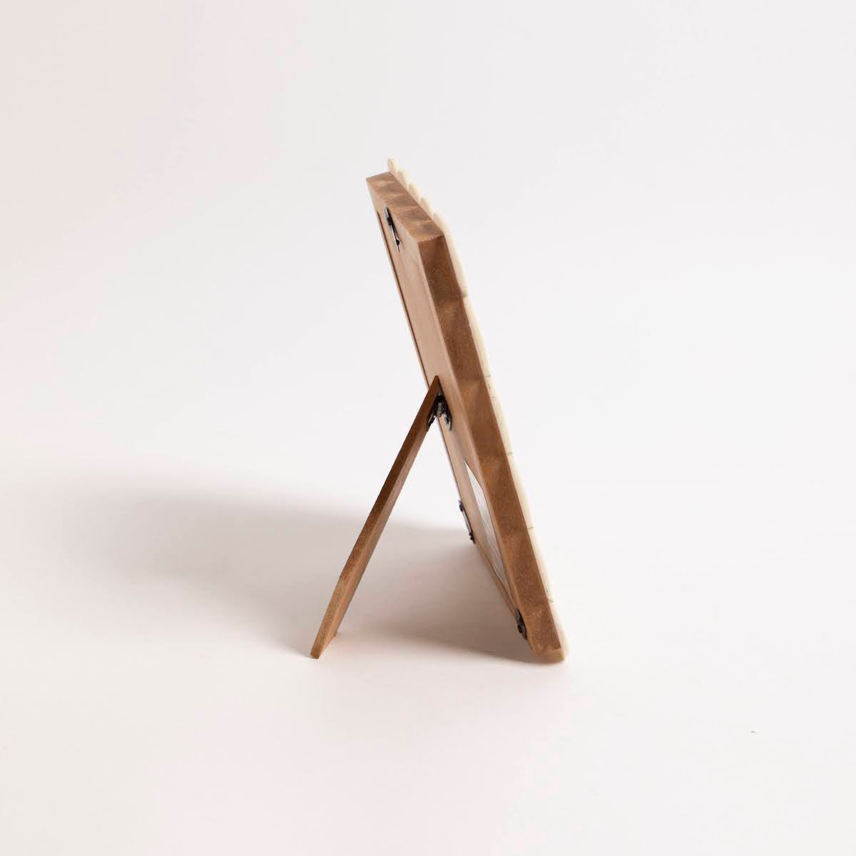 Scalloped Resin White Photo Frame - P I C N I C