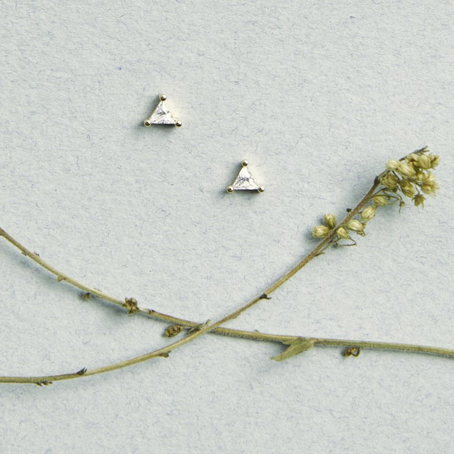 Triangle Solitaire Studs Earrings - P I C N I C 